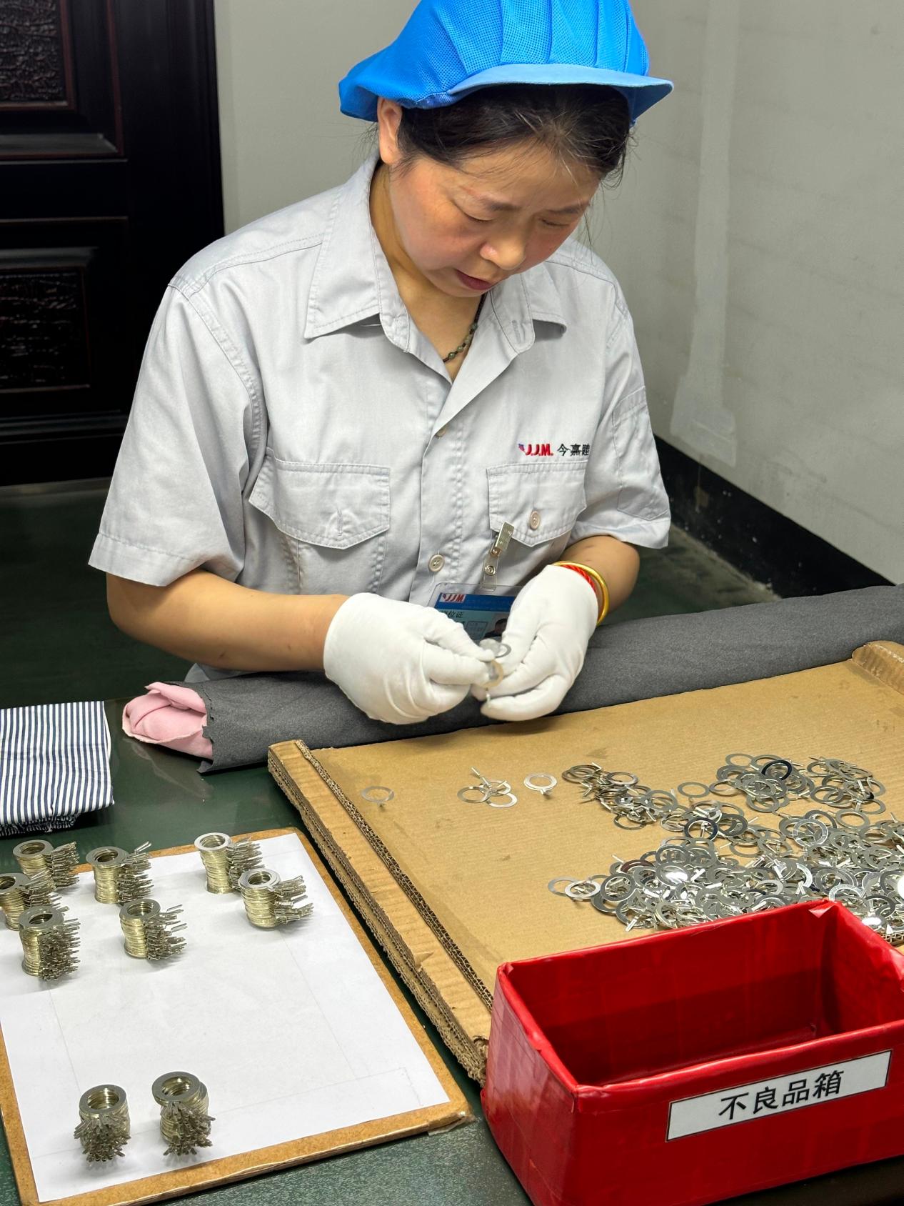 //192.168.30.250/技术/徐宇/7.网站建设/网站新闻更新/2025年JJM第五届员工技能大赛/照片/8-特陶产品全检.jpg8-特陶产品全检