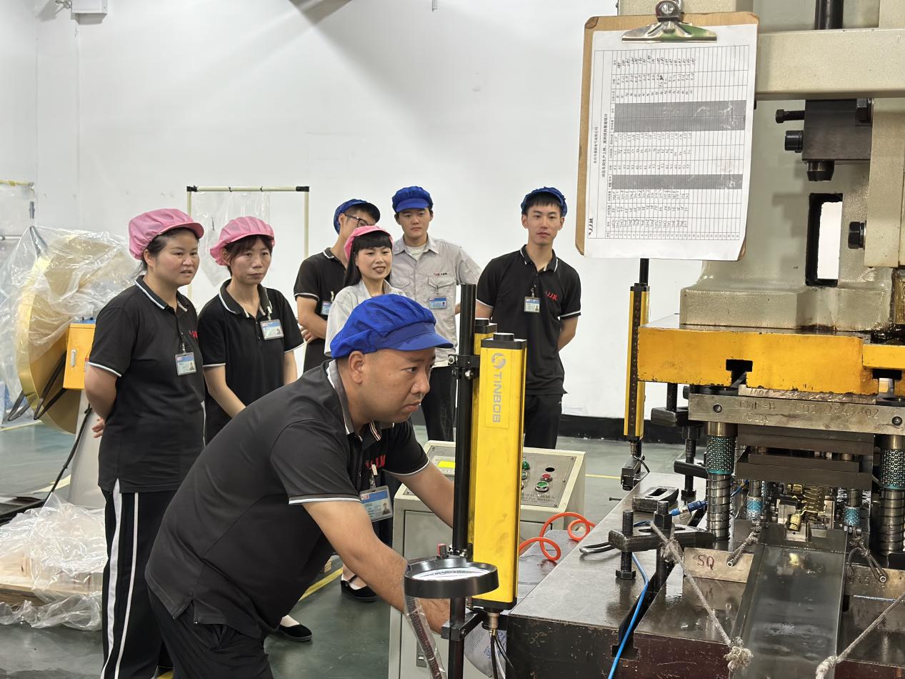 //192.168.30.250/技术/徐宇/7.网站建设/网站新闻更新/2025年JJM第五届员工技能大赛/照片/11-冲压上料.jpg11-冲压上料