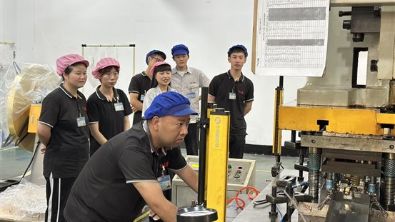 //192.168.30.250/技术/徐宇/7.网站建设/网站新闻更新/2025年JJM第五届员工技能大赛/照片/11-冲压上料.jpg11-冲压上料